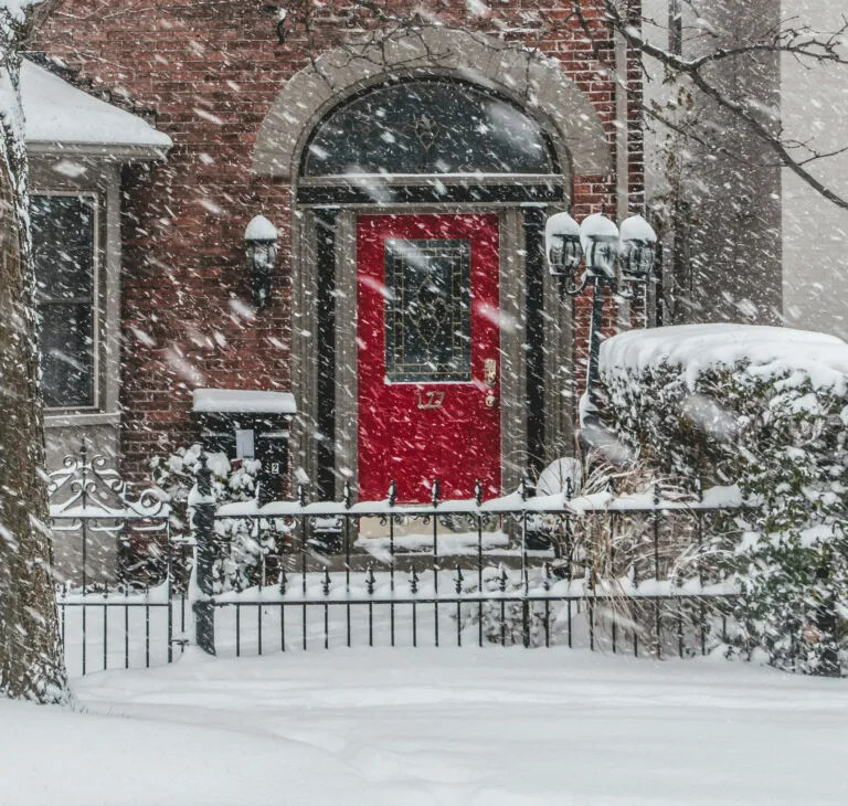 deur klemt koud weer